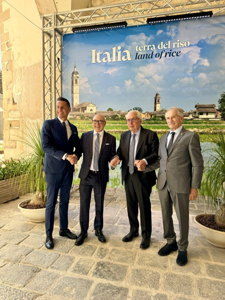 da sinistra il Presidente della Provincia di Vercelli Gilardino, il Presidente di Ente Fiera di isola della Scala, Venturi, il Sindaco di Vercelli Scheda e il Presidente del Consorzio di Tutella della IGP Leoni, 


