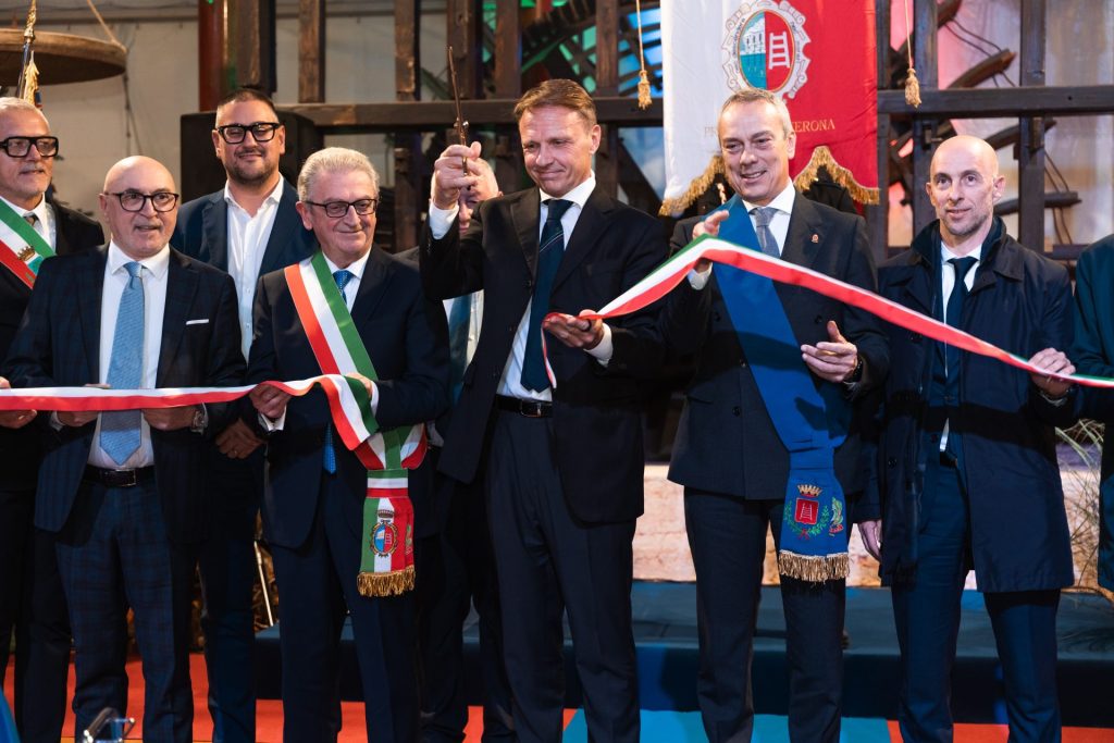 Il taglio del nastro con tante autorità istituzionali