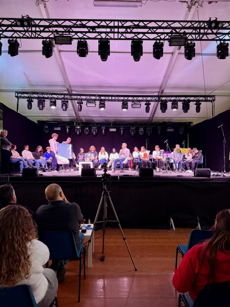 Gino Cecchettin dialoga con i ragazzi all'interno dello Showtime Arena di Taste of Earth, Isola della Scala 