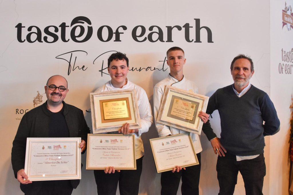 Il prof Paolo Forgia con gli allievi Alessandro Verlato e Lorenzo Milano dell'IIS Almerico Da Schio 